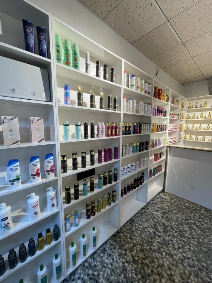 السلام عليكم ورحمة الله وبركاته 
المحل معروض للبيع مع الغراض كامل 
بي كوزمتك وبي عطور مركزه اصليه 
شغله خير من الله 
موقعه ركن مقابل ابو رقيه الكصاب
مقابل اسواق سنتر الثعالبة 
ركن الي قبل شارع السوك 
تواصل خاص او عبر الرقم 
***********
