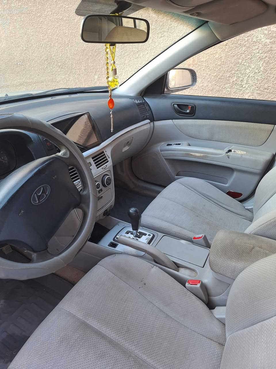 سلام عليكم سوناته موديل ٢٠٠٦ رقم قادسيه سنويه ماصاقطه مكينه٢٤٠٠ خليجي تخم تاير باتري جديد مكينه وكير جدد كفاله عده جوملغ خلفي بدون دواخل السعر ٩٣  وبيه حك الجيه موجوده بلنجف *********** واتساب
