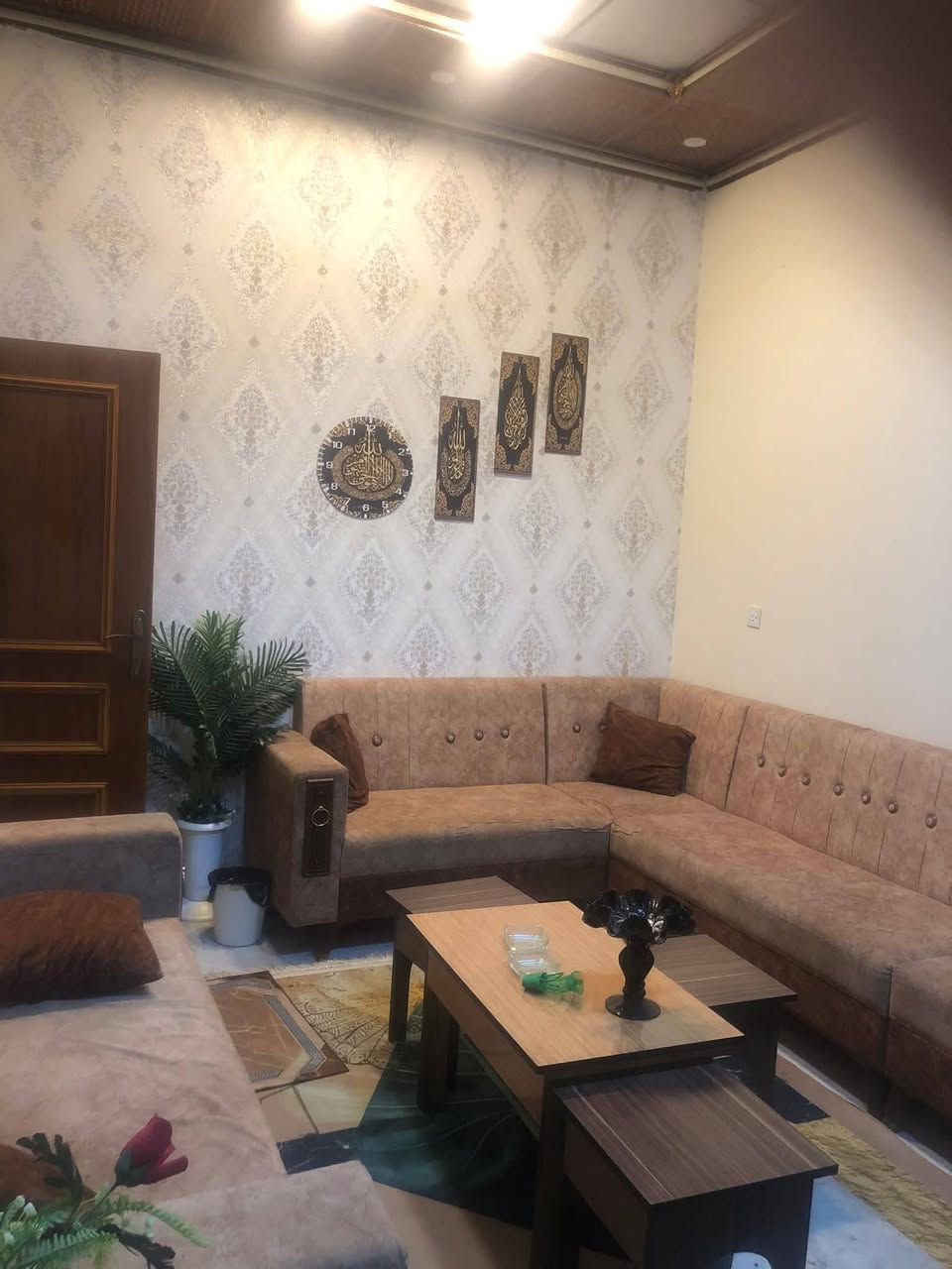 السلام عليكم ورحمة الله وبركاته 

***********
دارين توأم واحد بجانب الثاني للبيع مساحة كل دار 100 متر الواجهة لكل دار 7.5 متر والنزال 13.40 متر

العنوان : البصرة ابي الخصيب حمدان ( المعاريف ) قريب مدينة الاندلس السكنيه 

جنس العقار : طابو زراعي عراقي 
وكالة ونسخه من الطابو ومكاتبه

يحتوي كل دار على غرفة نوم وديوان وصالة ومطبخ وصحيات او صحيات خارجي او داخلي ومنور وطارمه صغيره
شارع 10 متر يبعد عن السايدين الفوك 400 متر للعلم ⁉️ بناء البيتين حديث مع توفر كافة الخدمات منطقة هدوء خدمات ماء كهرباء مجاري تبليط باب البيت مدارس حكومية واهلية مستوصف سوك قريب

السعر : للدارين 100 مليون قابل لتفاوض
للاستفسار ***********
