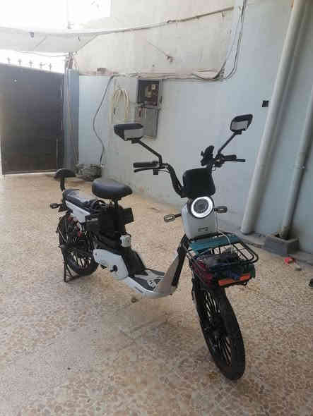 للبيع ماطور شحن 
خمسه باتري جدد 
بريكات جدد دبل اشاره،+لايت +هورن +بك لايت  دبلات شغال 
تايرات جدد وياله عدلات 
حجم 20 حجم الملف الف 1000
 اربعه نمره الماطور كمالياتو جدد 
السعر 350 وبي مجال متواجد عل فيس العنوان موصل حي الانتصار  
للستفسار ***********
