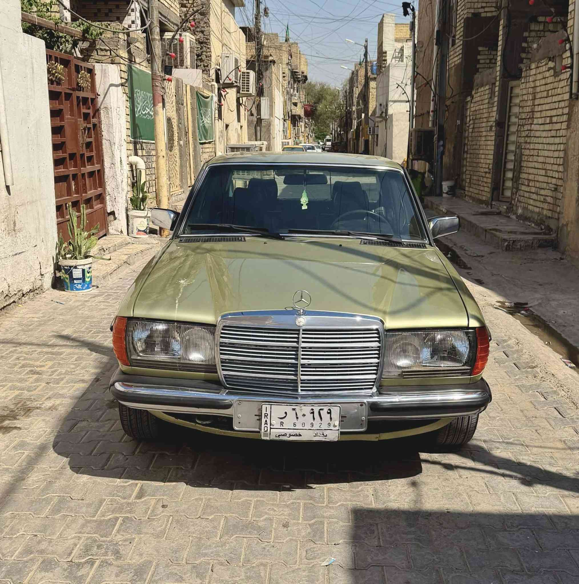 السلام عليكم للبيع مارسدس مرور موديل 84 سيارة جديدة معمرة تعمير درجة اولى بدون قطره معجون كلها بلاديه كير محرك تبريد شغال كهربائيات شغالة 
مكينة 6 سلندر 280 داوخل جديدة سلايت شغال 
السعر 85 وبيها مجال 
***********
