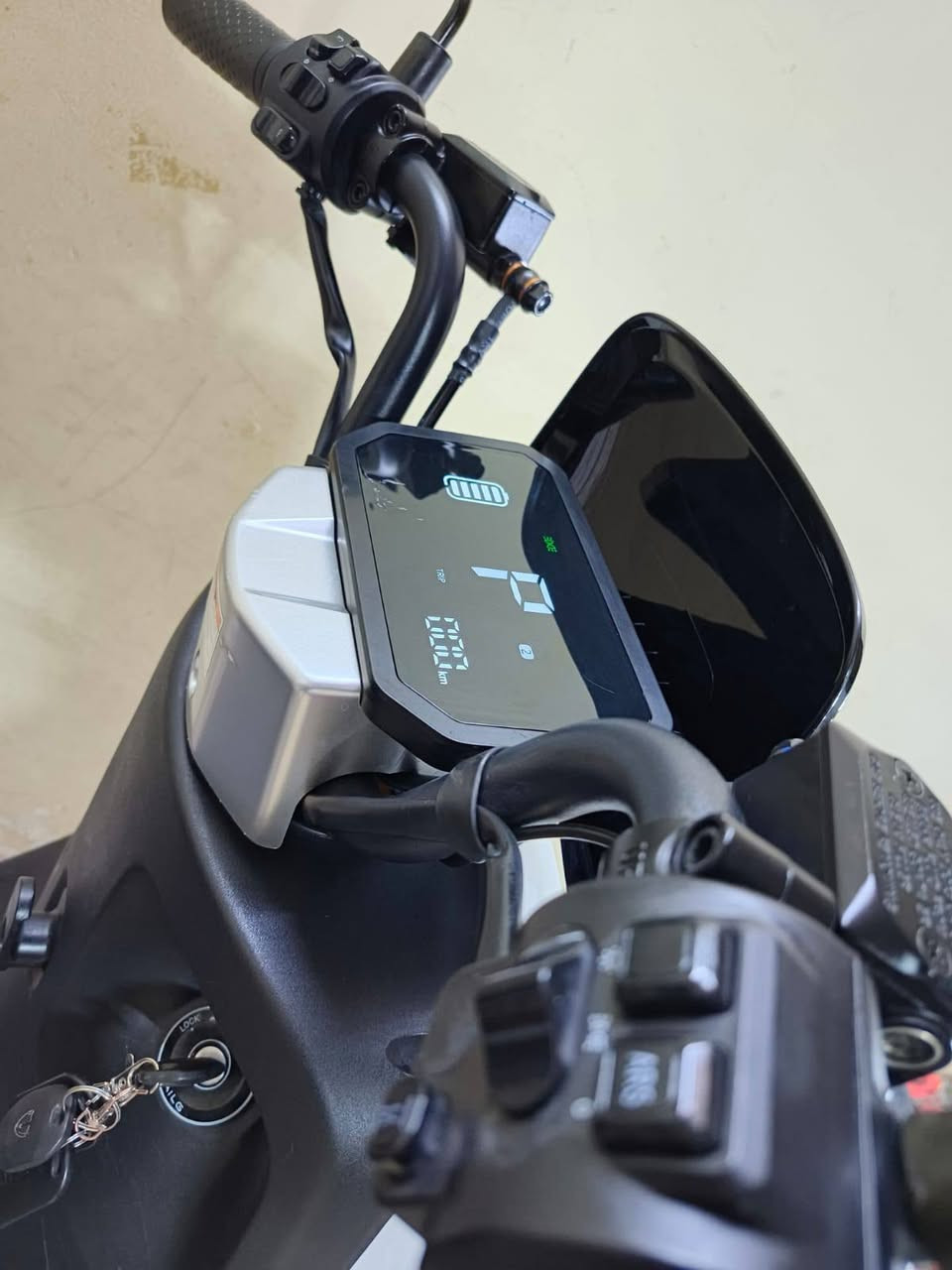 السلام عليكم للبيع دراجه ريان الشكل الجديد مديل 2026 دراجه زيرو زيرو اي خلل اي نقص مابيها مكفوله كفاله حته من الشخط بل كارتون وضع شركه ملحقاتها وصل الشراء بيها
تفاصيل الدراجه 
لايت عالي ناصي + رماش زنون 
شاشه ذكيه لكشف الاعطال ولتبيهات 
بريك امامي خلفي دسك هايدروليك
حساس بريكامامي خلفي
نضام بك R الرجوع الى الخلف
نضام بارك الوقوف المستمر
مثبت سرعه
دبل اشاره لد ليزري 
عدد البطاريات 6 مصطره الحجم الكبير كرافين الاصلي
سرعه الدراجه 70 حقيقي مع الوزن 
شاحنه تدعم الشحن السريع وليقاف الذاتي 
دبلات امامي خلفي غاز
تايرات جلاتين جوبلس
كشن طبي جلاتين
الشراي يتفضل خاص او التصال عله الرقم. *********** لحد يسأل شبيها مكفوله زيرو ما ماشيه
مكان الدراجه بغداد ساحت عدن 
سعر الدراجه 850 مجال بصيط
