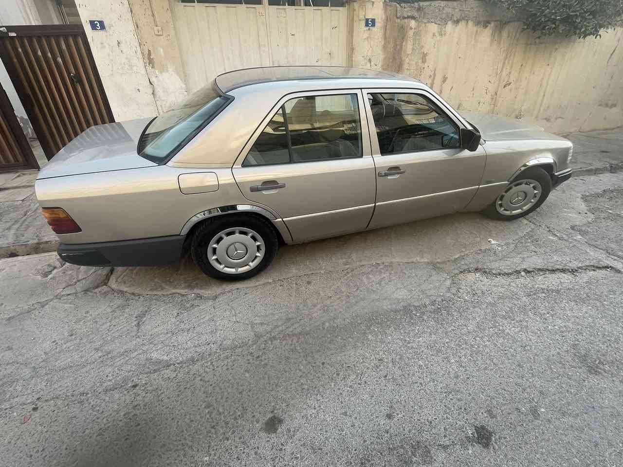 مرسيدس W124 300E موديل 1985 – كيرر أوتوماتيك

للبيع بحالة جيدة جداً بالنسبة لعمرها، والسيارة شغالة وما فيها مشاكل.

• محرك 6 سلندر  
• تسجيل أوروبي  
• جميع الأوراق متوفرة للتسجيل في العراق  
.وتترقم اربيل ايضا والسياره حاليا علحدود زاخو حاضره للبيع

الرجاء فقط الجادين.  
للمزيد من المعلومات والسعر الاتصال على الرقم: ‎+46764146883


**إذا كنت صاحب هذا الإعلان وتريد حذفه لأي سبب، رجاءا أرسل رسالة إلى الدعم الفني**