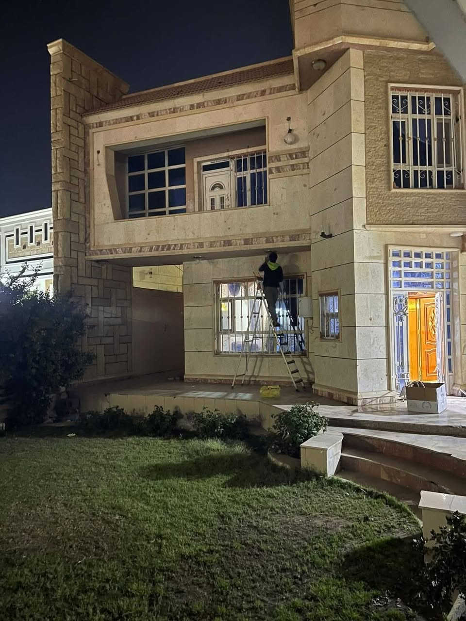 للبيع  :
  دار كبير طابقين زراعي سند ٢٥ مؤثث مع السبالت يحتوي على / ٥ نوم/ رمادي/الصوفيه خلف النافوره بالفرع وخلف شارع ٤٠ التجاري موقع جيد جدا جميع الخدمات متوفره...
نقوش سحب... الأرضيه مرمر... 
المساحه/ ٥٧٥ متر الوجه/١٦×٣٦ بناء طابوق وحجر 
الأرضي/ ٢ نوم ٥×٤/ استقبال كبير ١٢× ٥/ هول٥×٤/ صالات ٢/ حمامات داخليه ٢/ وخارجيه ٢/ حديقه كبيره مع نافوره/ كراج كبير يتسع ٣ سيارات/ مخزن خلفي
الثاني/ ٣ نوم/ صاله كبيره/ مع غرفة خادمه
السعر خاص/ الجاد يتصل متوفر واتساب 
للاستفسار مع مكتب أبو وسام للعقارات 
*********** أبو وسام للعقار... لا أتعامل بالتعليقات لطفاً... تحياتي
