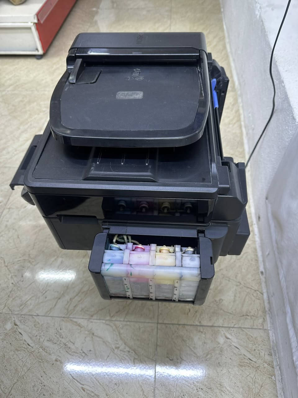 طابعة Epson L550 الشاملة (4 في 1) - اقتصادية
ومثالية للعمل
تعد طابعة إبسون L550 خياراً ذكياً لمن يبحث عن الجودة والتوفير في آن واحد. بفضل نظام "EcoTank" المبتكر، نضمن لك تكاليف طباعة منخفضة جداً مع أداء مستقر.
المميزات الرئيسية:
• الوظائف: 4 في 1 (طباعة ملونة وأبيض وأسود، نسخ،
مسح ضوئي Scanner، وفاكس).
• نظام الحبر: خزان حبر أصلي مدمج يوفر آلاف الصفحات
بتكلفة زهيدة جداً.
• جودة الطباعة: دقة عالية تصل إلى DP| 1440 x 5760
لنصوص واضحة وصور زاهية.
• الاتصال: تدعم التوصيل السريع عبر USB ومنفذ
Ethernt ال ين
• الأداء: مثالية للمكاتب الصغيرة، المحلات التجارية، والطلاب.
• السرعة: أداء عملي وموثوق يغطي احتياجات الطباعة
اليومية بكفاءة.
لماذا تختار هذه الطابعة؟
هي الحل الأمثل لتقليل نفقات الحبر (بدلاً من الخراطيش التقليدية الغالية)، وتتميز بكونها عملية، سهلة الاستخدام،
وتدوم طويلاً
للمزيد من المعلومات أو للاستفسار، يرجى التواصل ملاحظة
بخصوص حالة الطابعة:
الجهاز يعمل بشكل ممتاز ولا يعاني من أي أعطال تقنية أو ميكانيكية. الطابعة تحتاج فقط إلى عملية تنظيف روتينية (Nozzles) لرأس الطباعة والفوهات (Cleaning) بسيطة
بسبب فترة التوقف وعدم الاستخدام، وهو أمر طبيعي جداً وسهل الحل عند أي فني صيانة، وتعود للعمل بكامل كفاءتها
فور إجراء هذا التنظيف. 7501246905
سعر ١٢٥ و بيها مجال


**إذا كنت صاحب هذا الإعلان وتريد حذفه لأي سبب، رجاءا أرسل رسالة إلى الدعم الفني**