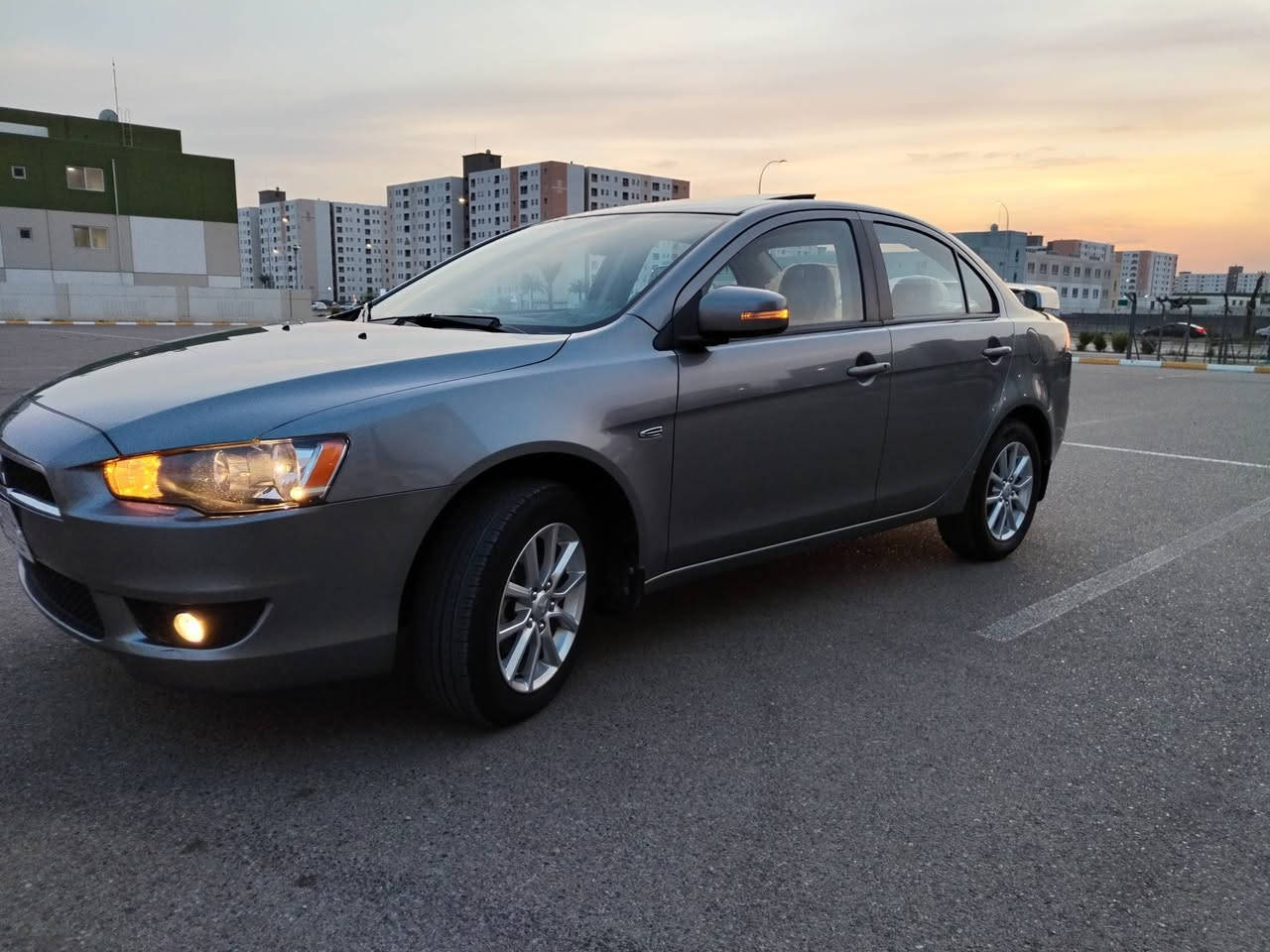 سلام عليكم للبيع لانسر قرش شركه عامه موديل 2016 ماشيه 55 الف بأسمي مكفوله من صبغ والتبديل  رقم بغداد موصفات سياره فتحه سقف تحكم استيرن كامره خلفيه خمسه ويل كب سياره جديده كير مكينه تبريد حداديه مكفولات 
مكان سياره بغداد مجمع بسمايه 
وسعرها 114 ورقه بيها مجال (***********)
