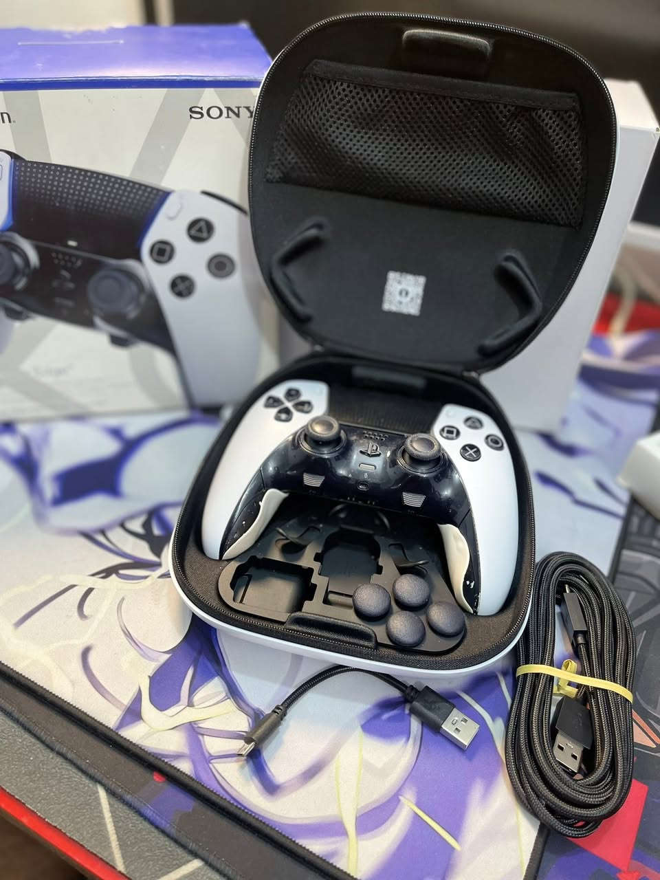 جوستك بلي 5 Sony PlayStation 5 DualSense Edge اللاسلكية الاحترافية باللون الأبيض. 

تتميز هذه اليد المخصصة بقدرة عالية على التعديل، حيث تتيح لك إعادة تعيين الأزرار وتعديل حساسية العصا والزناد لتناسب أسلوب لعبك.
تتضمن الوحدة أزرارًا خلفية قابلة للبرمجة ووحدات عصا أنالوج قابلة للاستبدال، مما يطيل من عمر الجهاز ويعزز الدقة.
تتضمن الحزمة حقيبة حمل مخصصة، كابل USB مجدول، وأغطية طرفية مختلفة للعصا لضمان الراحة والأداء.
تحتفظ بجميع الميزات الغامرة لوحدة DualSense الأصلية، مثل التغذية اللمسية، والزنادات المتكيفة، والميكروفون المدمج. 
ملاحظة 🌺🌺مستخدمة بيها خلع بالجلدة فقط شرط الشغل وكامل ملحقات 🌺🌺


**إذا كنت صاحب هذا الإعلان وتريد حذفه لأي سبب، رجاءا أرسل رسالة إلى الدعم الفني**