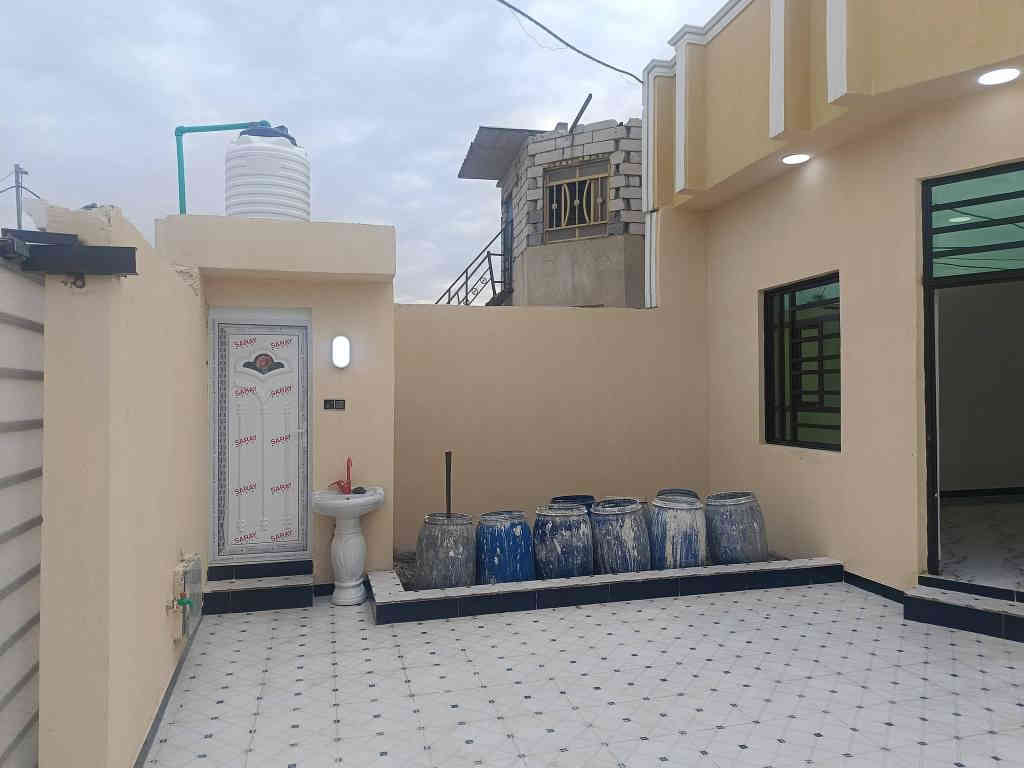 بيت لبيع المساحه 200 متر السعر 89مليون البناء بلوك  يحتوي على غرفتين وصاله ودوانيه ومطبخ وحمام وصحيات داخليه وخارجيه وكراج وحديقه العنوان البصره الجزيره اليوبه الصقر هاتف *********** البصرة, العراق
