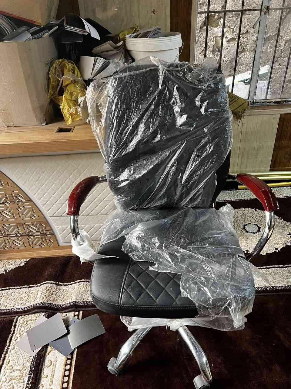 سلام عليكم ميز مكتب وكرسي جدد للبيع مكاني بغداد الحبيبيه رايدهم ب200وبيهم مجال ***********
