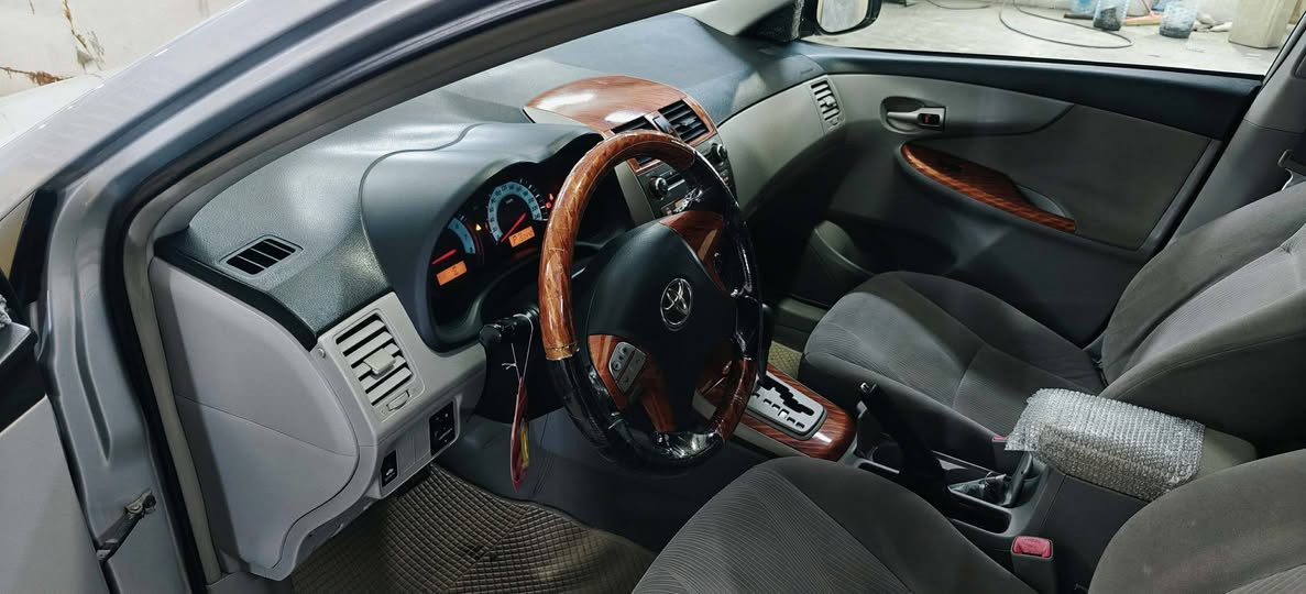 توێتا کۆرۆلا ٢٠١٣
پێش و دوای بێ دەعمە
یەک چەمەلغی تۆزێ ساردە
باقیات هیچی نیە کاڵبوونەوەی نیە سپێری دانەبەزیوە
٥ ویلی کەپی شەریکەیە 
زۆر تازەو جوانە 
١٥٠ هەزاری حەقیقی ڕۆیشتوە
بەشەرتی کۆمپیتەر
نرخی ١٣٢ وەرەقە و مامەڵەیەکی کەم
ژمارە.       ***********
***********
