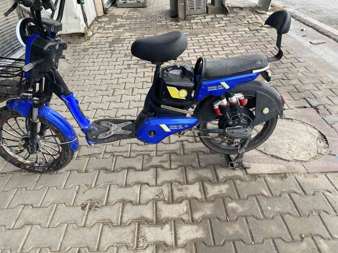 � ماطور شحن كهربائي | موديل 2024
🛠️ حالة ممتازة ونظيف

المواصفات:

 • 4 كير
 • مثبت سرعة
 • إشارة يمين / يسار
 • شاشة شغّالة
 • بلوتوث
 • هورن
 • كشن جديد
 • تايرات جديدة
 • سلة جديدة
 • شحن فول

🚗 مجرّب: مشيت بي من حي حزيران إلى الحي الصناعي وبقى الشحن 40%
💡 لايت أربع طكات (أبيض / أصفر)

💰 السعر: 350 ألف
📉 بي مجال بسيط

📞 للتواصل: ***********
