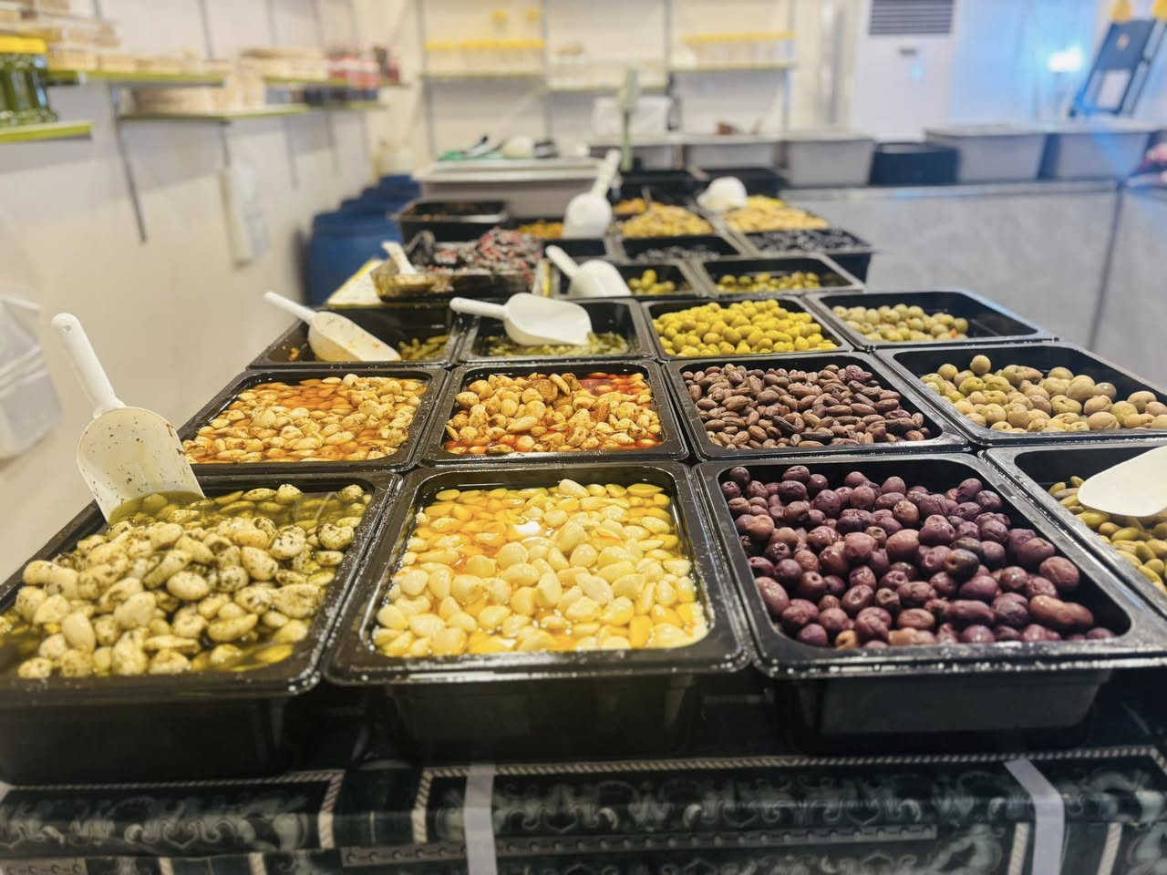 طرشي والبان حي العسكري معروض للبيع 
محتويات المحل
بارادات اثنين كبار+ مجمدة عارضة 
سبلت عامودي 3 طن 
رفوف جديدة وديكور مرتب 
المحل كله سيراميك جديد وسقف ثانوي وانارة جديدة 
الباب جام خانة سكيوريتي حديث 
قطعة ضوئية باسم المحل 3 امتار 
+ المسواك الي داخل المحل من طرشي ومخللات والبان 
الي يحب يستفسر عالخاص او هذا الرقم 
***********
