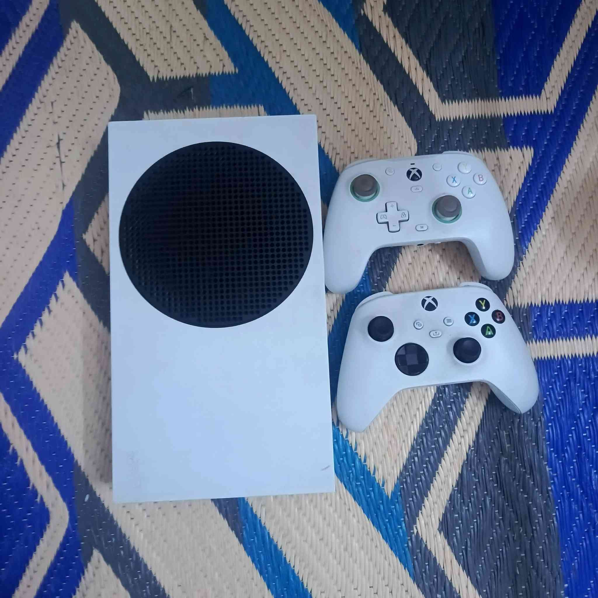 السلام عليكم 
اكس بوكس سريس اس 
ذاكره 512
مع UBS 850 
بي جوستكين وحده اصليه مال جهاز و وحده كيم سير احترافيه
الوايرات الاصليه كامله ويه الجهاز 
جهاز نضيف جدا استعمال قليل 
الجهاز لوك ستيكر لا مصلح ولا شايف الصيانه 

السعر 375 وبي مجال 
العنوان بغداد التاجي سبع البور 
‏‪***********‬‏
