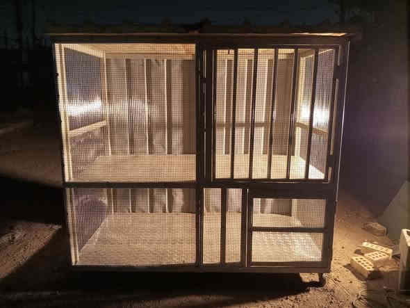 سلام عليكم اني حداد على باب الله افصل قفاصه هذا فصلته وراعيه ختلف عليه أهله ما رادو سبب المكان حجمه الرتفاع مترين ولواجه مترين ونزال متر  و10سانتيم الحديد مغلون ولسيم صيني كبس حراري مغلون ما يزنجر القفص طابقين كل طابق وبابه الكاعيه المنيوم فافون القفص متحرك بي تايرات انت تسوقه وين ما يعجبك ودي السكف سندويج سعره 700 وبي مجال للشراي مكاني بغداد الحريه رقم الهاتف *********** يوجد توصيل داخل الكرخ
