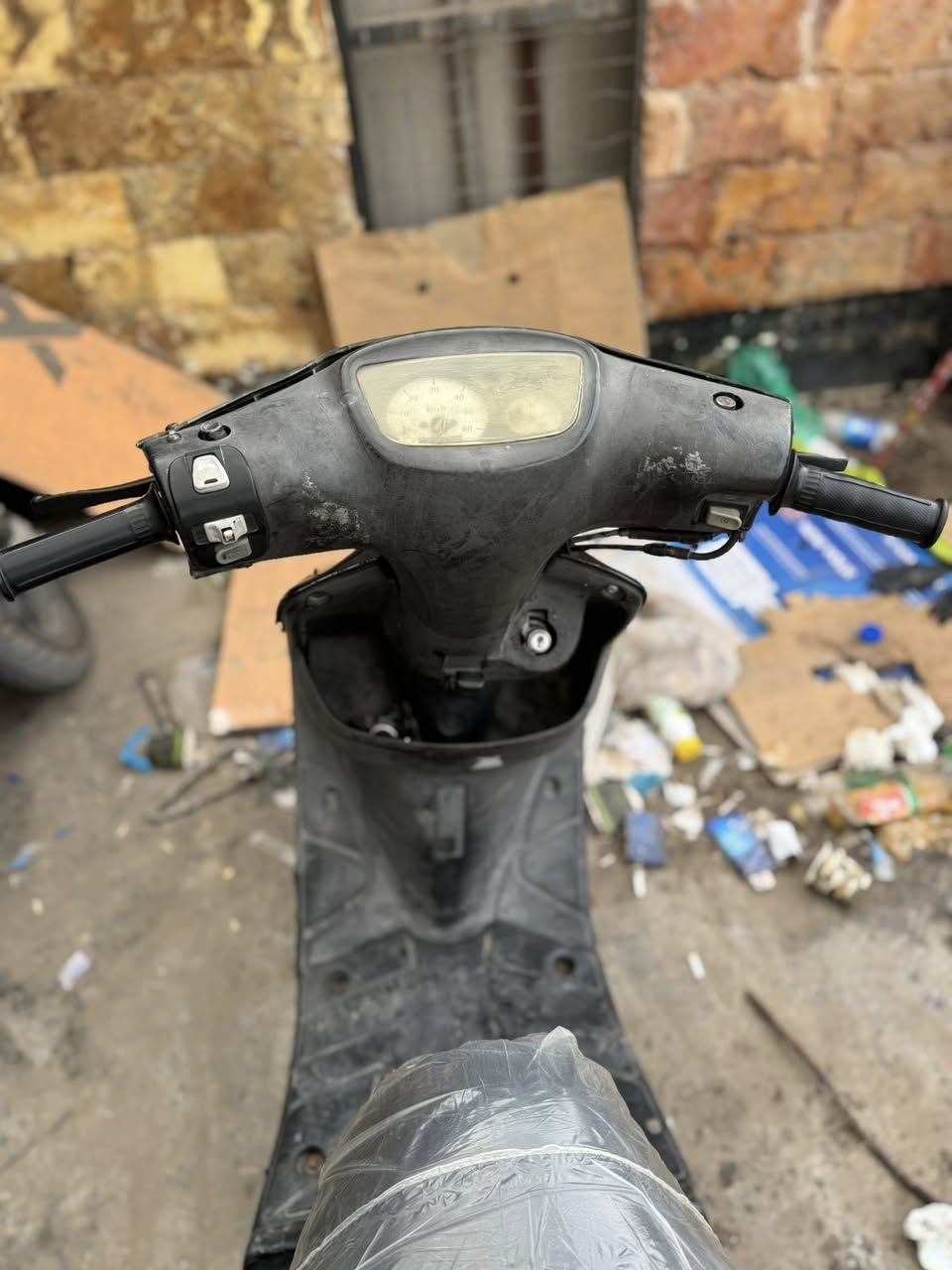 سلام عليكم دراجه بيجي 60 اخت جديده مكينه ناعمه كهربائيات شغاله كلها نقصها بس دكمه مال سلف وكلوب امامي فقط سعرها 275. بيها مجال قليل مكان بغداد اليرموك ***********
