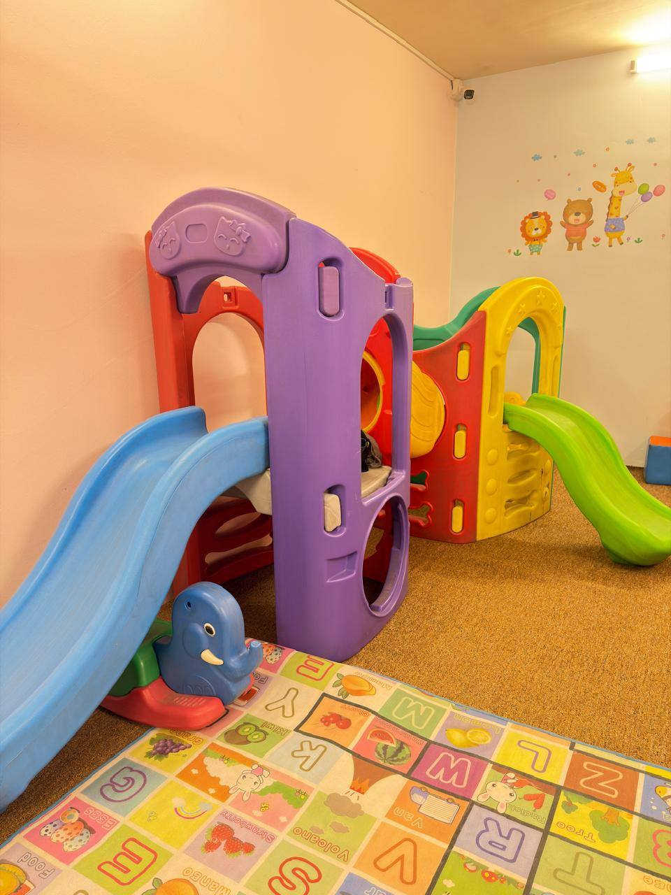 هلا حبيبتي 🌸
نورتينا 🤍

إذا بعدج مترددة، هذا شي طبيعي لأن كل أم تحب تختار الأفضل لطفلها 👶💕

حضانة بيت ماما فطوم – أمان الصغار نوفر بيئة آمنة واهتمام مثل البيت وأكثر ✨
وتكدرين تجين تشوفين المكان بنفسج حتى تطمئنين 🤍

🕒 الدوام يومياً من الساعة 8
📅 الاشتراك:
✔️ يومي: 15 ألف
✔️ شهري: 250 ألف

✨ رعاية واهتمام بكل طفل
✨ نشاطات مفيدة وممتعة
✨ نظافة وتعقيم مستمر

📍 بغداد / القادسية
📞 واتساب: ***********

الأماكن محدودة 🌷
ويسعدنا استقبال طفلج بأي وقت
