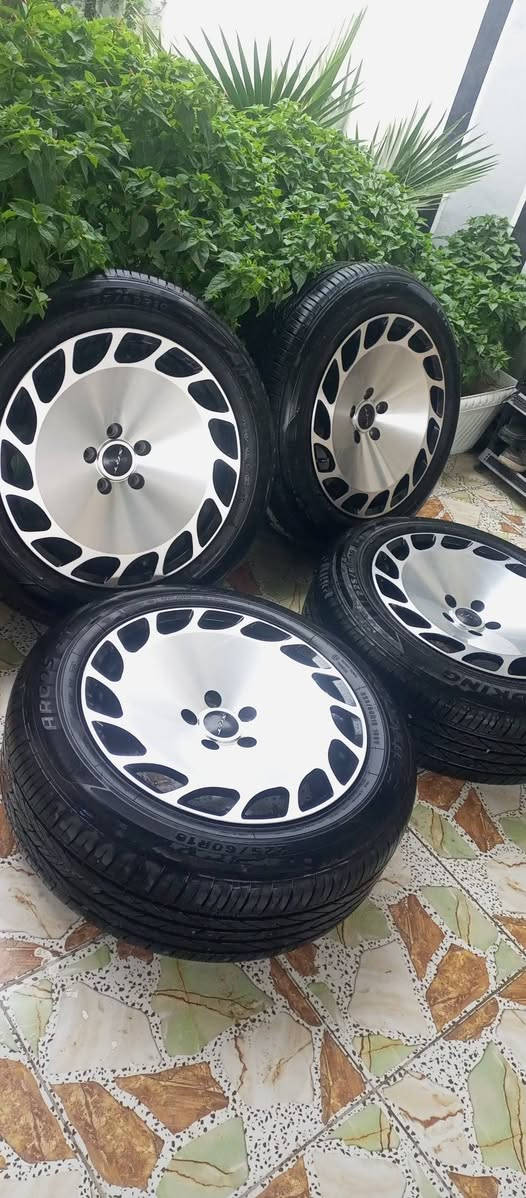 *********** سلام عليكم تخم ويل  اس ار تي  مع تخم تاير جديد قبل سبوع شادهن ويل١٨ جديد كلش مابي لا عواج ولا فطر كلش جديد سعره ٦٥٠ وبي مجال يرهم جارجر اوباما مكاني طويريج
