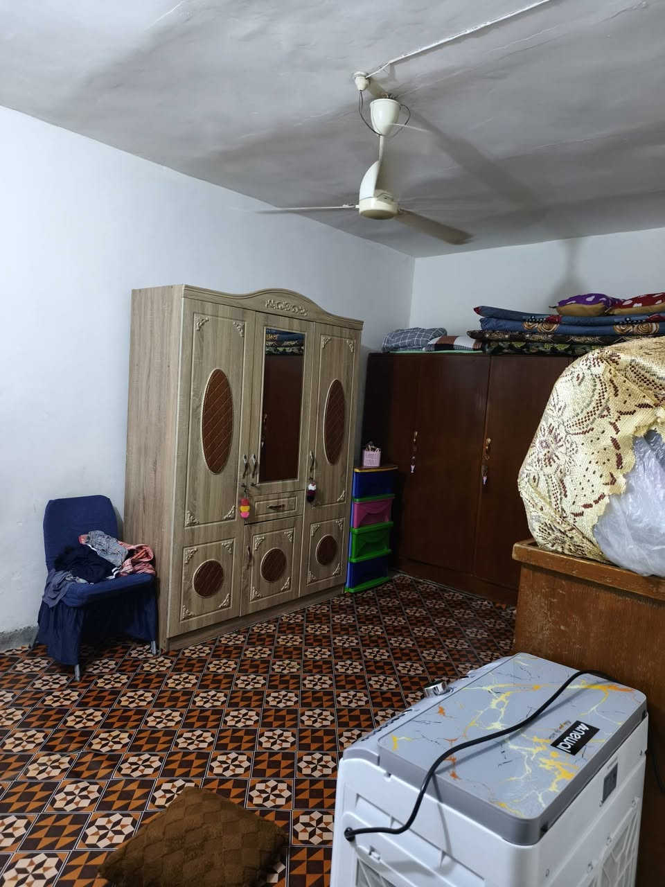 السلام عليكم دار للبيع المساحة 200م موقع ممتاز جدا الصدر 2 قرب فلكه العلماء اول فرع من الفلكه كامل الخدمات للاستفسار *********** واتساب
