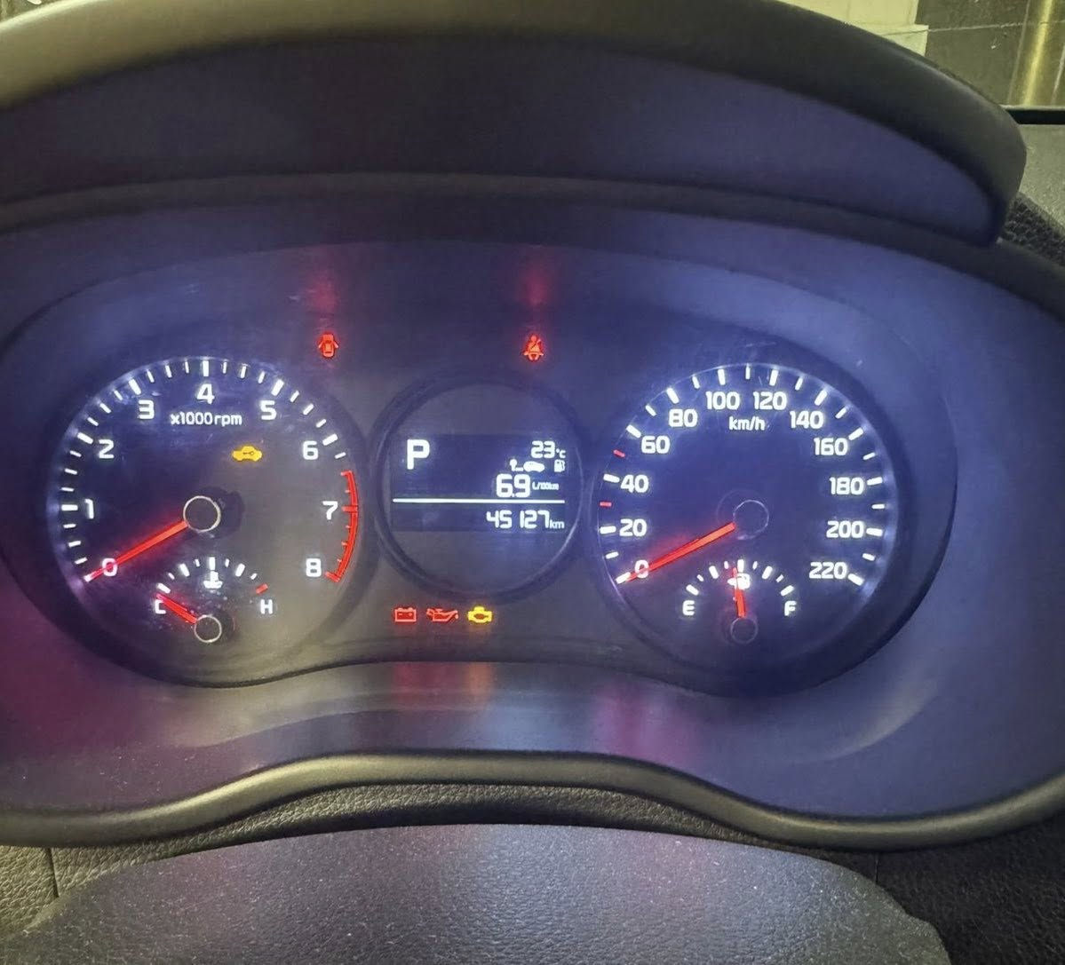 سلام عليكم
كيا بيكانتو موديل 2023 خليجي 4 سلندر 
اللون ابيض - رقم بغداد - السيارة بأسمي
عداد 45 الف كم 
أستخدام نظيف جدا على أيدي منذ الاستلام من الشركة 
مواصفاتها معروفة 
صبغ جزء من الباب الامامي الايمن فقط
المكان بغداد - حي القادسية 
السعر 125 ورقة بيها مجال للطيبين. 
موبايل ***********
