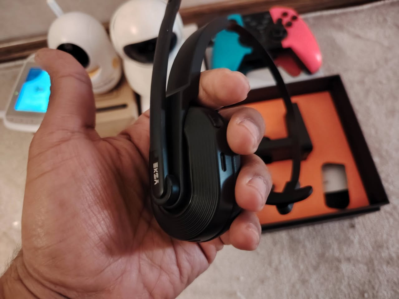 شلعة بسعر٤٥ الف الكتروني الي يريدها يتمم خاص او واتساب 
تتكون من جويستك ننتندو وايفون
كامرة مراقبة اطفال ايبادها بي كسر بسيط بالشاشة
كامرا مكتب تنربط عالتلفون 
دي في دي
سي دي درايف لابتوب وتايب سي 
سماعة ماركة جلد تك مع مايك متحرك 
***********
