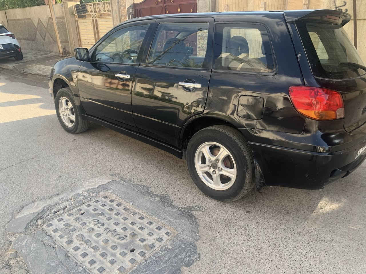 سلام عليكم للبيع مسبوشي اوتلاندر موديل 2004 محرك كير خير من الله الحداديه زينه الكهربائيات شغاله التبريد مايشتغل بيهه ضربه بلجاملغ الخلفي والباب الخلفي مصبوغه للجماليه رقم انكليزي بغداد باسمنه سنويه جديده تحويل ثاني يوم سعر 40 وبيهه مجال مكاني بغداد البلديات وهذا رقمي ***********
