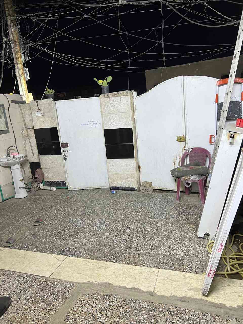 بيت للبيع طابو صرف في منطقة الشعب شارع مدرسة آشور مقابيل مستشفى الزهراء الاهلي  المساحة ١٦٥ متر 
يحتوي الطابق الأرضي على :
✅طرمة + تواليت خارجي
✅استقبال 
✅مطبخ 
✅صالة حولي 
✅حمام 
✅غرفة نوم عدد ٢ 
✅ترك 
الطابق الثاني يحتوي على :
✅٤ غرف نوم 
✅ حمام 
✅صالة حولي 
✅بلكونة
‼️السطح يحتوي على مخزن
للتواصل والاستفسار الاتصال على الرقم 
*********** 
⚠️ او مراسلة هذا الحساب على الخاص
