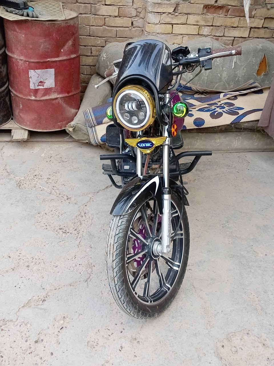 السلام عليكم دراجه سوينك للبيع مكان حله بكرلي دراجه نضيفه نكره سلف كهربائيات شغالة مابيه اي نقص صارلة ٤ أشهر طالعه من الوكيل السعر 950 وبيه مجال رقمي 
***********
