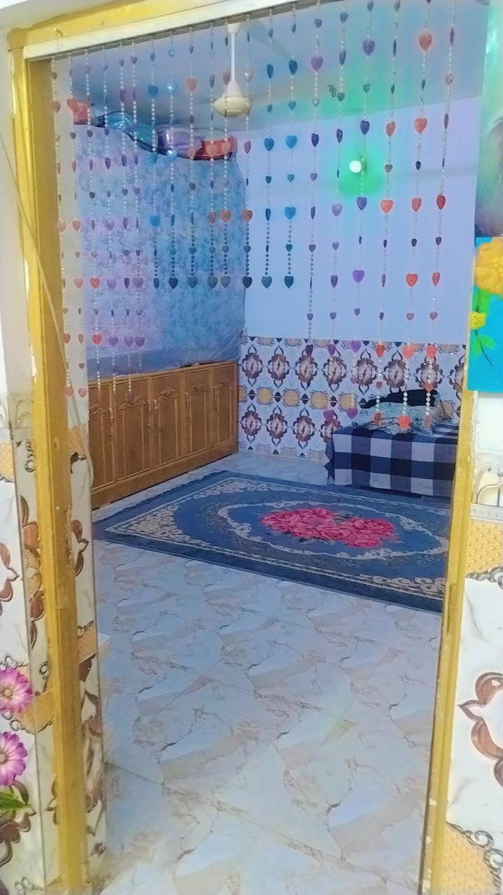 بيت ١٨٠ متر يتكون غرفتين نوم ٤في ٥ واستقبال ٧ في ٥ وصاله ومطبخ ٦ في ٥ وصحيات خارجيه وداخليه وكراج يسع إلى تكتك وترك ٦ في متر وعشرين وترك ثاني ٢ في ٢ البيت بناء جديد وعالي عن الشارع فوك المتر البيت كله سيراميك جداري وارضي كهرباء دفن تأسيس ماء جديد الصطح اوزكام مغلف العنوان ٧ قصور شارع ابو احمد قرب مدرست ابن سيناء قبل فرع أسواق نصير هاتف *********** ابو سجاد للعلم الشارع كله مقرنص جديد ومجاري جديده
