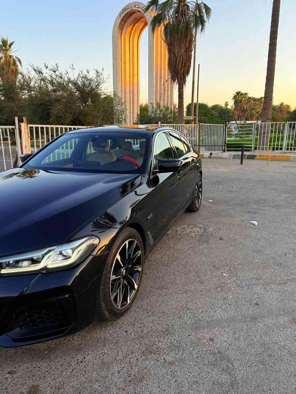 بي ام دبليو 530 e plug in 
فول فول مواصفات موديل 2022

السياره الموصفات 
بصمة ابواب + تشغيل + صندوك
سلايد 
شاشة عدادات ديجيتال 
شاشة كبيره 
رادار امامي + خلفي + جانبي 
حساسات امامي + خلفي 
هاند بريك بصمة 
اوتو هولد 
ستيرن كهرباء + تدفئه 
وضعيات قياده 3 
انارة محيطيه 
قطعتين تبريد 
خزن مقاعد 
طبعاً الكشنات كلها كهرباء 
وبعد كومه مواصفات متخلص 

السياره ماشيه 84الف كيلو 
بدون اي نقص بدون اي خلل تراي مال زيرو السياره كلها على البلاد 

الحادث بسيط جدا باب وهلال جاملغ خلف سايق بدون ايرباك
*********** بغداد, العراق
