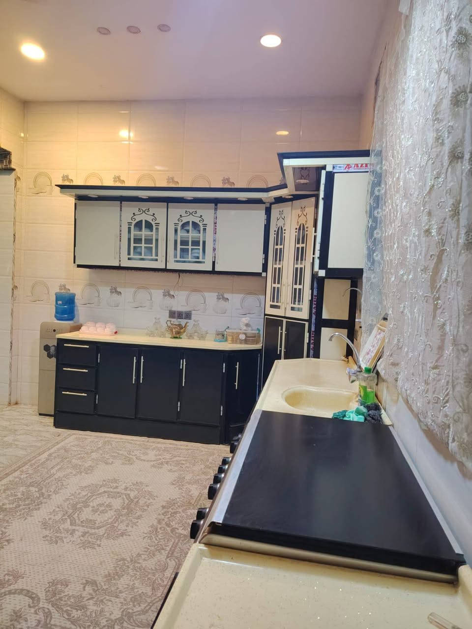دار لبيع مساحة 200متر حي الحريه الثانيه  شارع جملونات  
طابقين 4غرف 
***********
