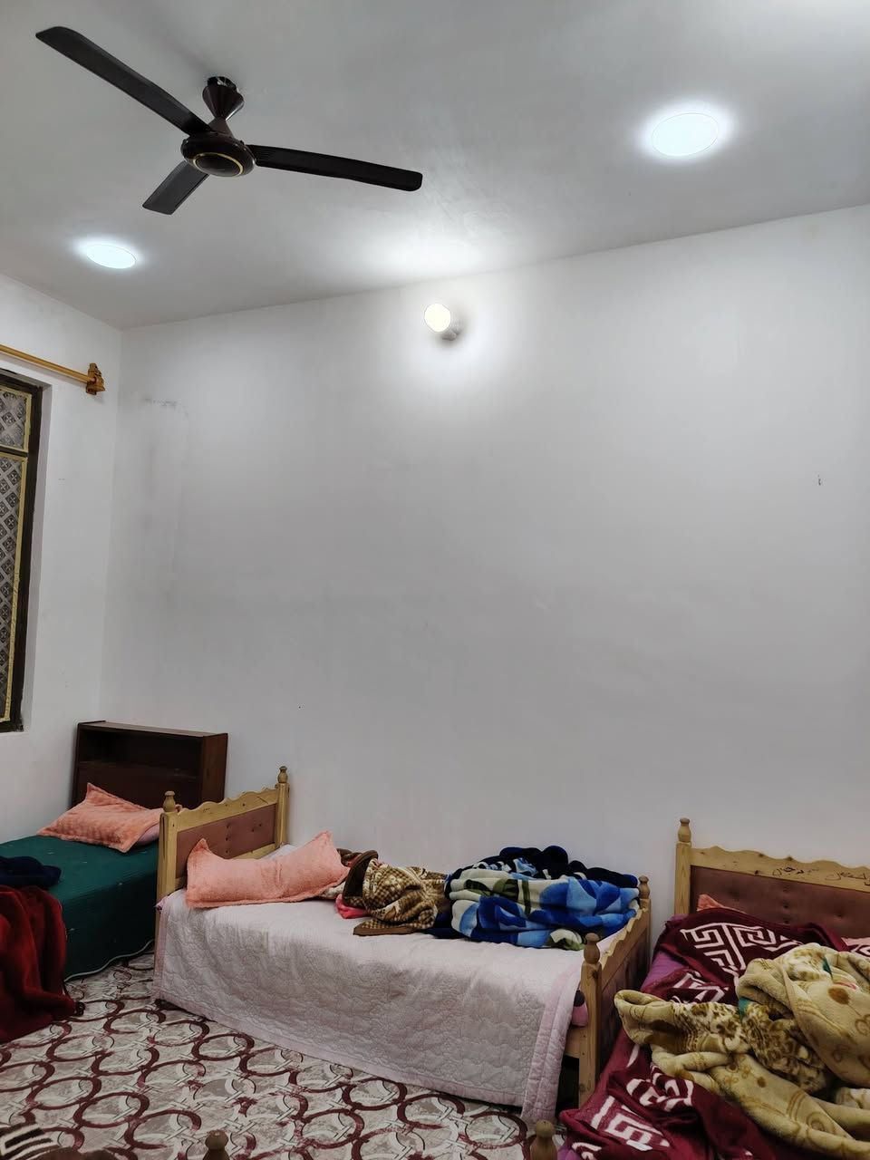 السلام عليكم بيت للبيع الجمعيات منطقه حجه حسن الاربع سايدات 100 متر بناء درجه اول منطقه الخدمات ماء مجاري تبليط غرفه واستقبال وصاله ومطبخ السعر 70، وبي مجال ***********
