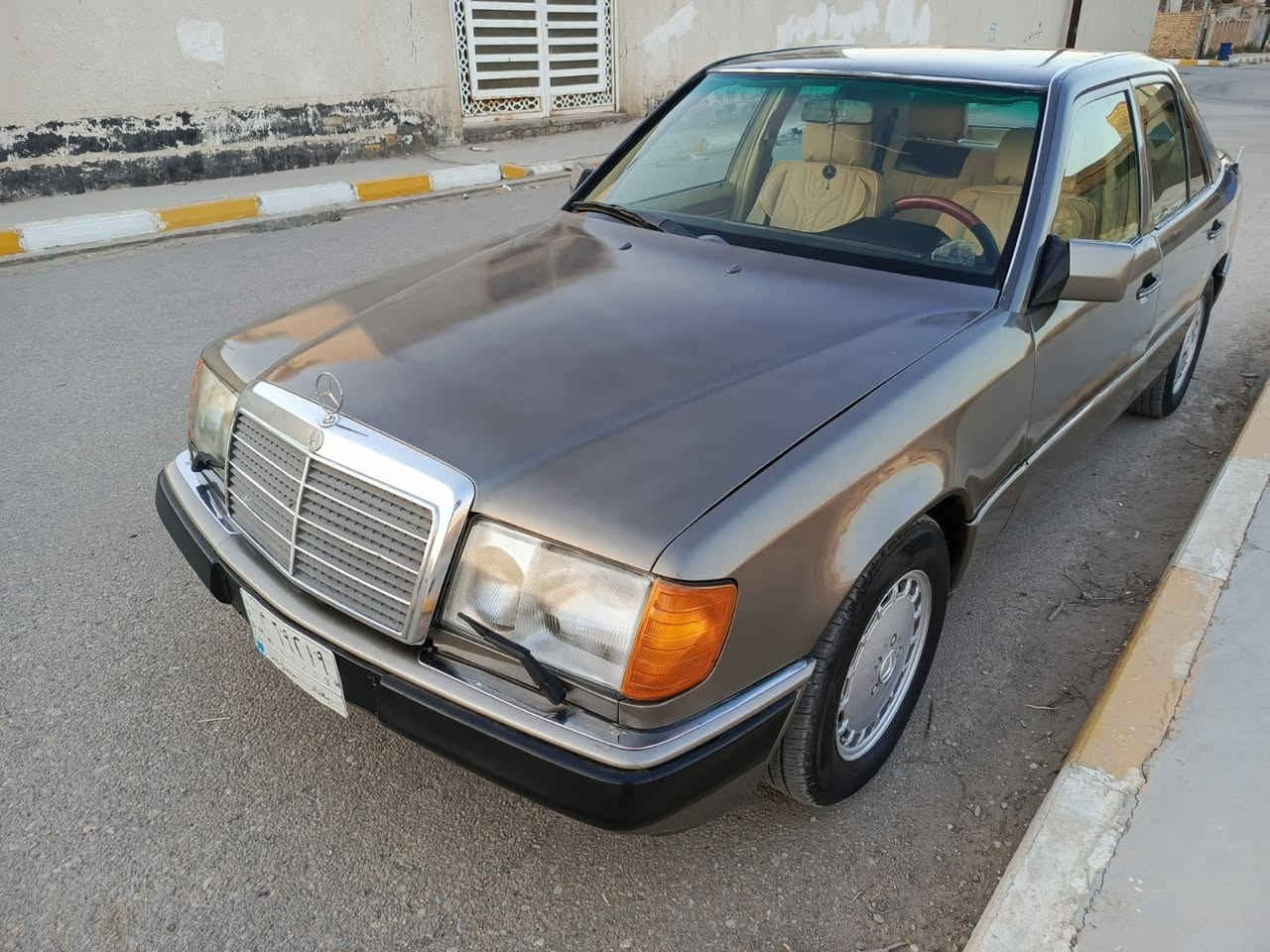 السلام عليكم 
مارسدس دب للبيع 
موديل 1990 
رقم بغداد مشروع وطني 
سنويه 2026 
مكينه وكير بطه 2500 جديدة 
حدادية أمامي وخلفي جديدة 
تبريد شغال 
سنتر لوك ريمونت 
اريل كهرباء 
جام كهرباء 
كهربائيات كله شغاله 
مصبوغه عام بدون حادث 
تحويل مباشر 
السعر  55 بيه مجال بسيط 
*********** واتساب
