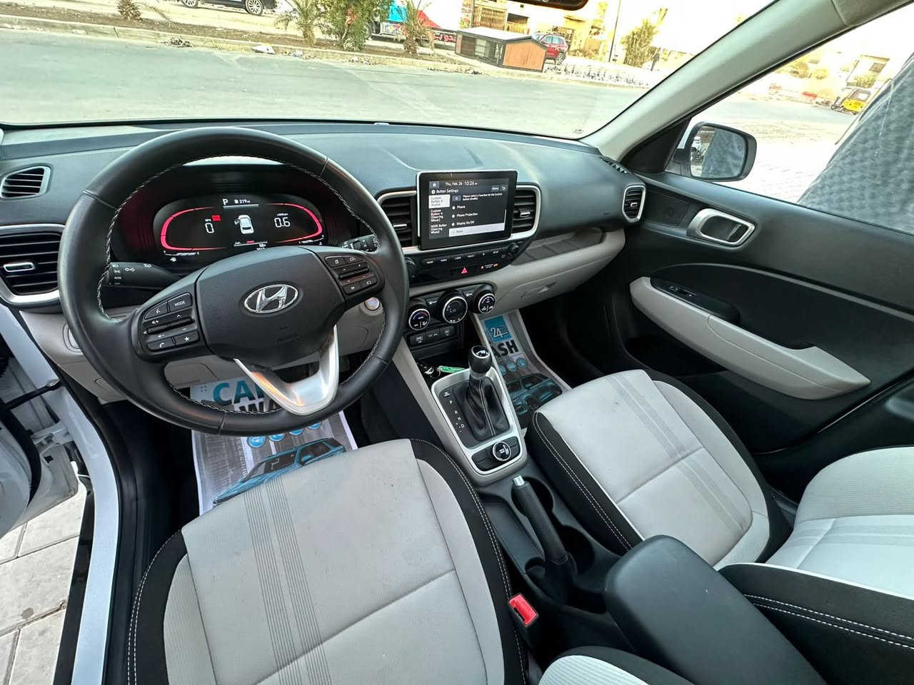 السلام عليكم هونداي فينو  
مديل : 2024
ماشيه :3400 mi
حجم المحرك : 1600 دبل نوزل 
مواصفات : الفول 1/1
حادث موضح بالصور مكفوله من الدواخل باب الخلفي مبدل نفس الون وباب السايق على كد الضرر انصبغ يعني ربع الباب ايرباك برده فقط ومصلح .
السعر : 13500$ دولار وبيها مجال الشراي يجي يشوف 
 للاستفسار ***********
