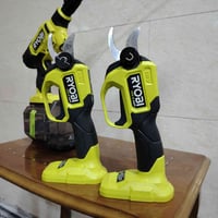 مقص أغصان • شحن • بروشلز