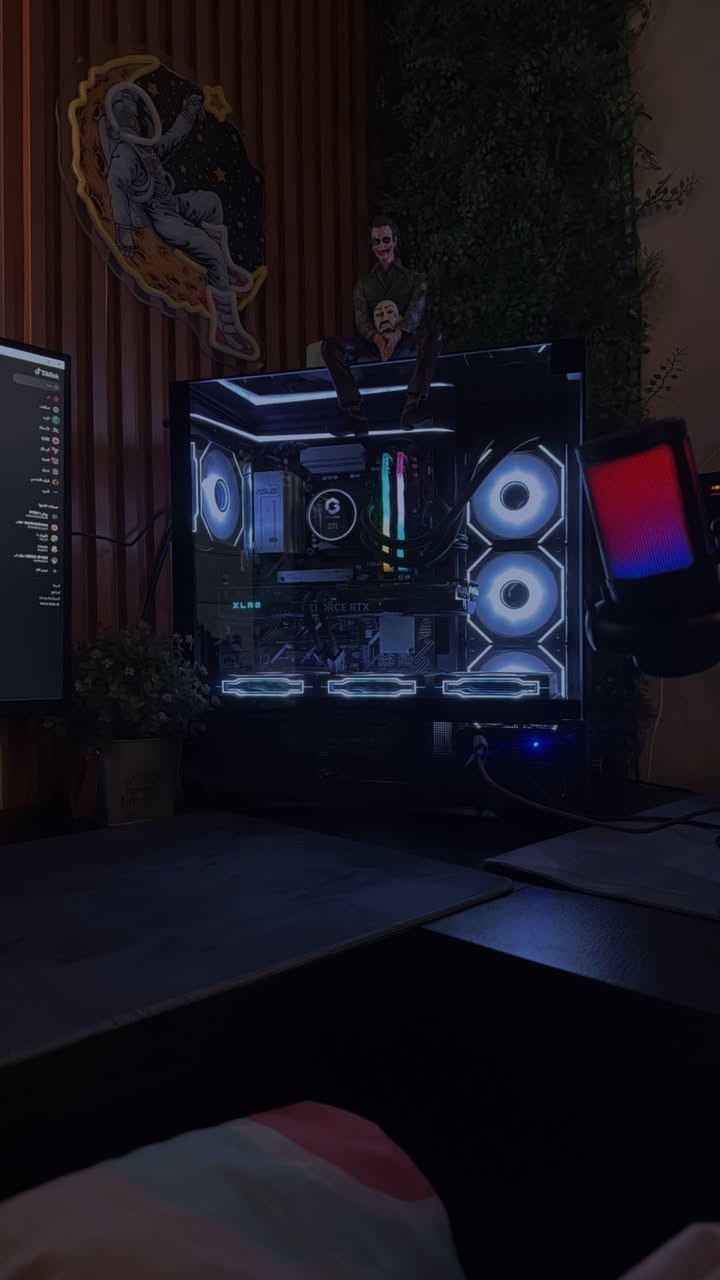 🔥 للبيع PC Gaming قوي جداً 🔥

• المعالج: AMD Ryzen 5 7600 BOX  
• المذربورد: ASUS PRIME B840 PLUS WIFI  
• كرت الشاشة: PNY RTX 4070 SUPER XLR8 12GB ثلاث مراوح  
• التخزين: Lexar M.2 NVMe 1TB M620  
• الرام: T-Force DDR5 6000MHz حجم 32GB (16×2)  
• التبريد: GameOn Liquid Cooler  
• الباور: DeepCool PF750 750W  
• الكيس: Xigmatek Vision Black  

🎮 يشغل جميع الألعاب على أعلى الإعدادات  
❄️ تبريد ممتاز وأداء قوي  
⚡ مناسب للـ 2K والـ 4K  
🖤 تجميعة مرتبة بالكامل باللون الأسود
❤️ تحكم كامل الالوان كامل اي لون ببالك من الكيس نفسه بي
ازرار تحكم rgb
الي يريد خاص


**إذا كنت صاحب هذا الإعلان وتريد حذفه لأي سبب، رجاءا أرسل رسالة إلى الدعم الفني**