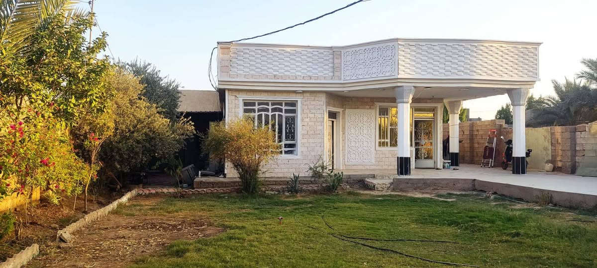 السلام عليكم 
دار للبيع المدائن قرب بريجان مدخل شارع المعله
التفاصيل 
المساحة (650)م واجهة (16)م نزال (42)م
مساحة البناء (150)م 
البناء/ استقبال+ مطبخ+غرف نوم 2 + صاله + صحيات داخليه خارجية 
كافه الخدمات تبليط ماء كهرباء نوع الأرض زراعي قرار 117
للاستفسار اكثر الاتصال على الرقم (***********)
