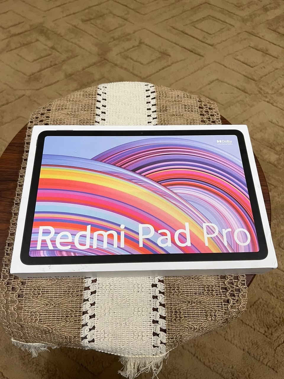 جهاز من شركة شاومي ريدمي باد برو نسخة شريحة 5G اخوان يعني بي منفذ سيم كارد
للبيع او مراوس ب هونر باد 10
مواصفات الجهاز
الحجم: الشاشه 12.1 
​النوع: IPS LCD بدقة 2.5K.
​التردد: 120Hz (سلاسة عالية في التصفح والألعاب).
​السطوع: يصل إلى 600 nits مع طبقة حماية Gorilla Glass 3.
​2. الأداء والعتاد
​المعالج: Snapdragon 7s Gen 2 (بمعمارية 4 نانومتر)، وهو معالج قوي وموفر للطاقة ويشغل الألعاب بشكل جيد جداً.
​الذاكرة (RAM):  8 جيجابايت.
​التخزين: 256 جيجابايت (ويدعم تركيب ذاكرة خارجية حتى 1 تيرابايت).
​النظام: واجهة شاومي الجديدة HyperOS المبنية على Android 14.
​3. البطارية والشحن
​السعة: 10,000 مللي أمبير (تكفي للاستخدام المكثف طوال اليوم).
​سرعة الشحن: 33 واط (شحن سريع جيد بالنسبة لحجم البطارية الكبير).
​4. الكاميرا والصوت
​الكاميرا الخلفية: 8 ميجابكسل.
​الكاميرا الأمامية: 8 ميجابكسل (تأتي في المنتصف عند وضع الجهاز بالعرض، وهو وضع مثالي لمكالمات الفيديو).
​الصوت: 4 سماعات ستيريو تدعم تقنية Dolby Atmos، مع وجود منفذ سماعات الأذن 3.5mm (ميزة نادرة حالياً).
سعره 325 الف قفل
مكان الرمادي 
واتساب(***********)
متواجد خاص
