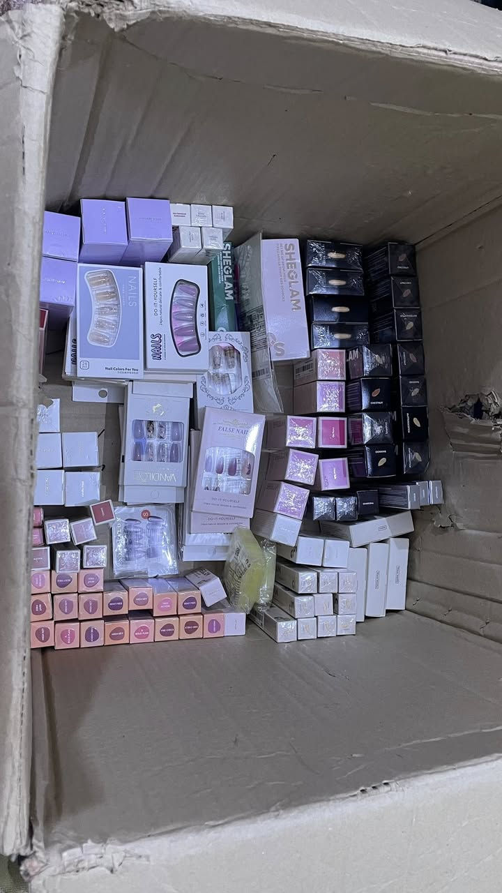 سلام عليكم عندي بوكس حبيعة
بخسارة سعرة الاصلي مليون
ونص وحبيعة ب 700 و 650
قفل
للاستفسار و الشراء ***********
عدد المحتويات البوكس 266 قطعة
المحتويات مكياج شي كلام اصلي من الموقع مشتريتة
90 قطعة
عبارة عن
(حمر,مسكارات,فاونديشن,باودر,برايمر,٥
ايلايتتر سائل و
ستيك ,ايلاينرات, كونسيلرات, بلشرات, الخ..
ومكياج ماركة فيونكة عدد 70
وكلوسات تنت وشفافات عدد 49
جنطتين
سيتات فيونكات و طباكات و الخ 14
اظافر عدد 30 وسيتات لصق اضافر 2
ماسكات ورقية 9
