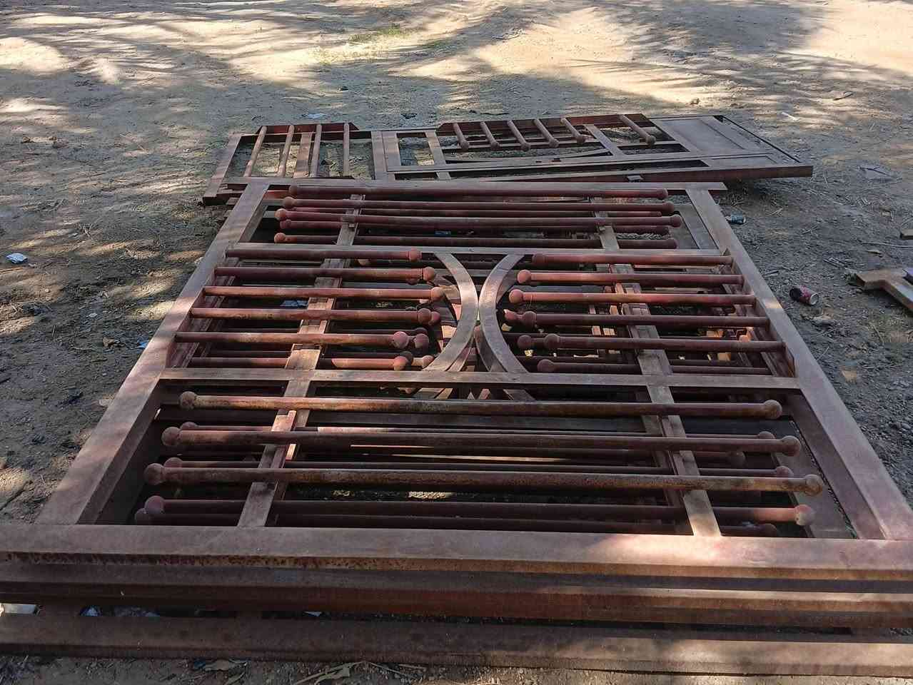 السلام عليكم ورحمة الله وبركاته
شبابيك عدد4 ارتفاع 220وعرض2متر
باب عرض1.25وارتغاع 3متر 
جديد غير مستخدمات ولاكن كان متروك فقط
بابل  النيل 
***********
