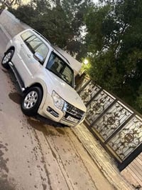 باجيرو ٢٠١٠ حبتور  سنوية جديدة ماشية ١٨٥كم السيارة نظيفه غرفتها جديدةل...