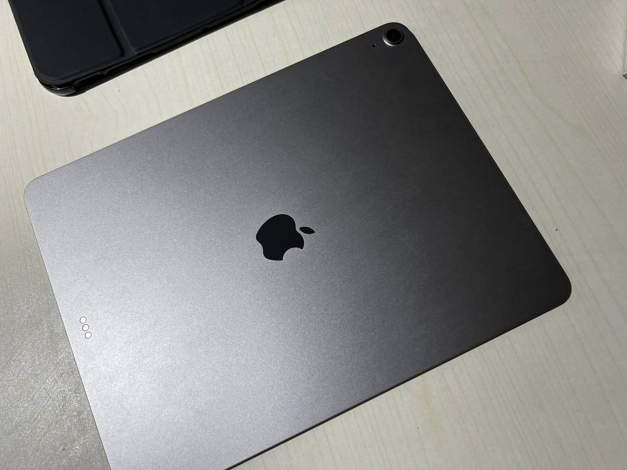 ايباد Air 13-inch m3
جهاز مكفول كفاله عامه زلغ مابي 
غراضه كلها كامله ولزكه وحافضه جدد 
بطاريته ٩٧ مشحون ١١٥ مره 
والجهاز بصمه 
سعره قفل ٧٥٠ 
مماني دوره ***********
جهاز دبل سماعه ويخبل

