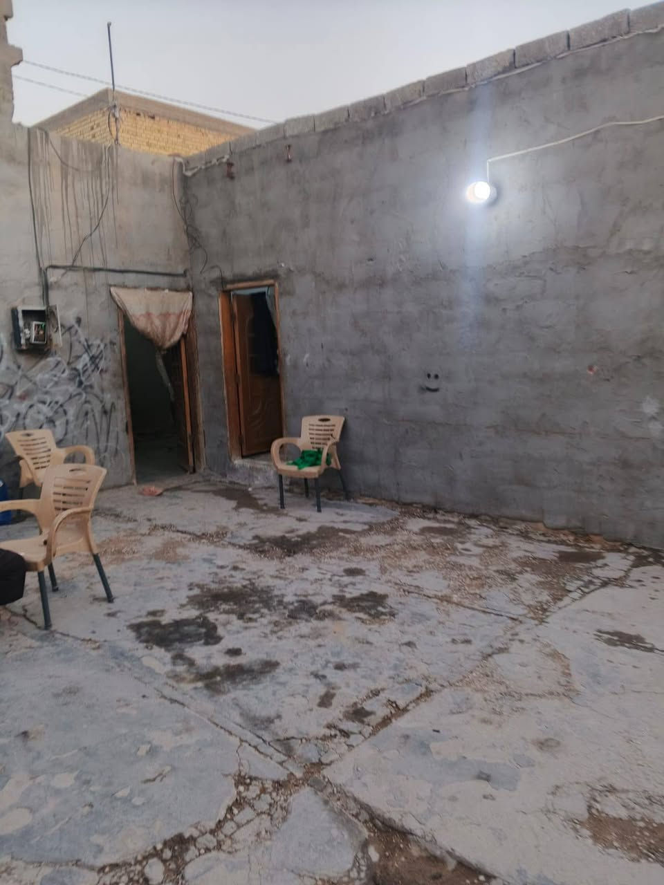 سلام عليكم بيت للبيع مساحه 200متر منطقه جميعه بلديه معامله كامله واصل التقيم شراي يخابر ويدلل رقم ***********
