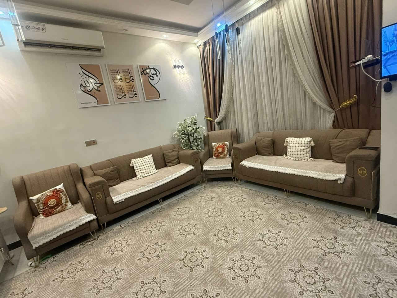 السلام عليكم تخم ١٠ مقاعد اخو الجديد نظيف جداً لبيع السعر ٥٠٠ وبي مجال بسيط 
العنوان البنوك والرقم *********** واتساب فقط
