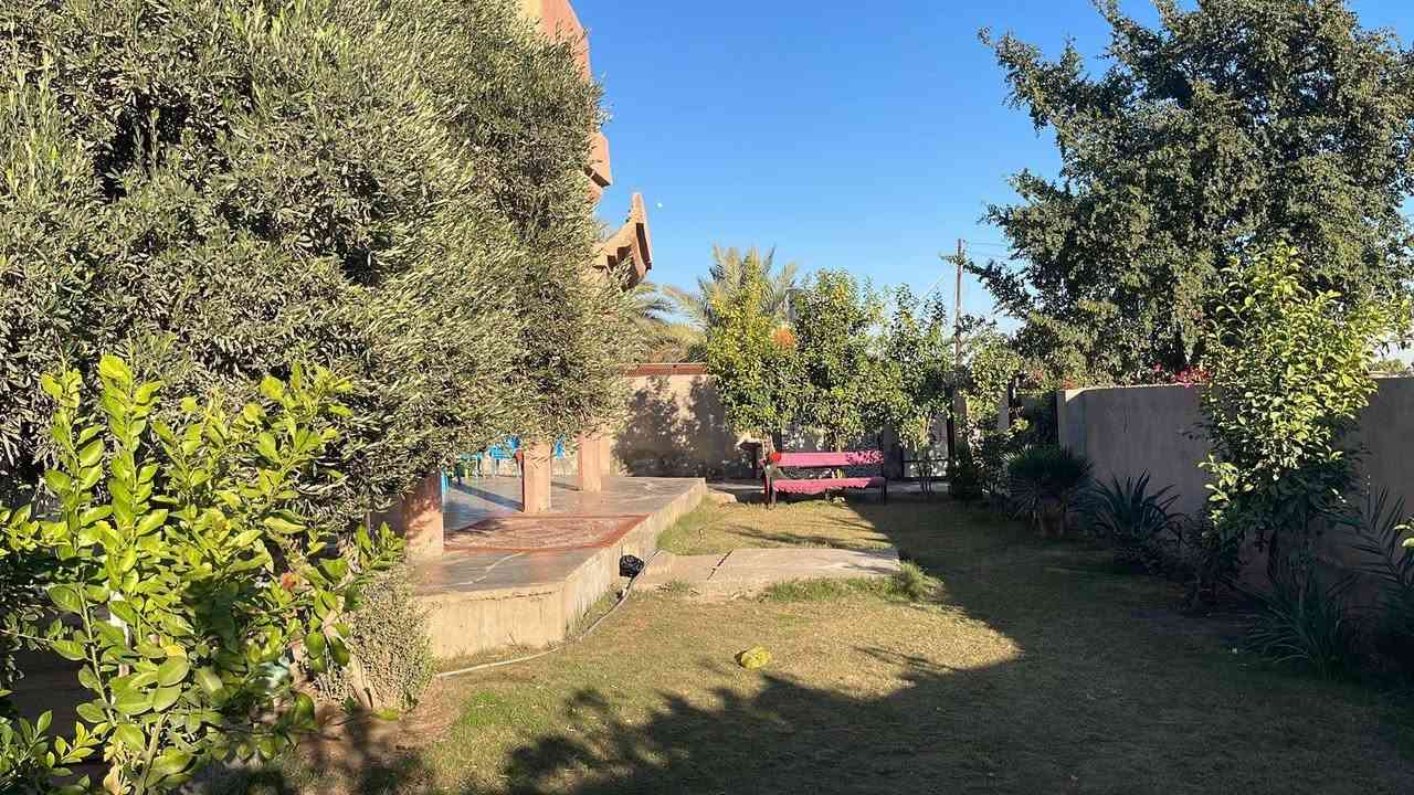 السلام عليكم ورحمة الله وبركاته
بيت للبيع
المساحه ٦٠٠
متكون البيت :
ثلاث غرف
صاله +استقبال
مطبخ حار وبارد
صحيات مداخل و كراجات عدد ٢
مع سقيفه
للإستفسار الاتصال على الأرقام التالية :
او زياره مكتب الصالح للعقار 
*********** زين
*********** اسيا
