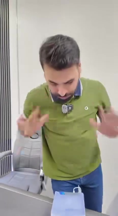 توفر تبريدًا سريعًا وفعالًا

حيث يحوّل الهواء الساخن إلى هواء بارد ومنعش في لحظات

يتميز بتصميم محمول وخفيف الوزن يمكن استخدامه في أي مكان داخل المنزل أو المكتب

يساعد على تبريد وترطيب وتنقية الهواء في نفس الوقت

ويحتوي على خزان ماء علوي سهل التعبئة يوفر تشغيلًا مستمرًا حتى 10 ساعات

يحتوي على فلتر تبخيري قابل للاستبدال
ونافذة تهوية متعددة الاتجاهات

و3 مستويات سرعة (منخفضة، متوسطة، عالية) مع ضوء ليلي LED مهدّئ.

مناسب لغرف النوم، الصالات، المطابخ، المكاتب، الحمامات، الطوابق السفلية والمزيد.

القدرة: تبريد شخصي بتقنية التبخير
مدة التشغيل: حتى 10 ساعات لكل تعبئة
الوظائف: تبريد، ترطيب، تنقية الهواء
التحكم: 3 سرعات (منخفض، متوسط، عالي)

الإضاءة: ضوء ليلي LED

الفلتر: قابل للاستبدال

الخزان: تعبئة علوية سهلة

الاستخدام: داخلي – محمول وخفيف الوزن

العلامة التجارية: ARCTIC AIR Ultra

الابعاد : الطول 16cm ‘ العرض 14cm ‘ الارتفاع 16cm

السعر🔥:25الف والتوصيل مجاني لكل محافظات العراق.

للطلب والاستفسار يرجى التواصل على الخاص !


**إذا كنت صاحب هذا الإعلان وتريد حذفه لأي سبب، رجاءا أرسل رسالة إلى الدعم الفني**