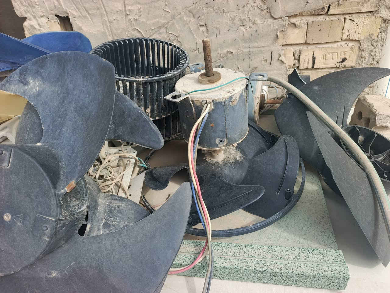 ادوات سبالت ومكيفات وداخليات مناسبة كل قطعه بسعر وإذ شلع بسعر   مناسب جدا لاستفسار ***********
