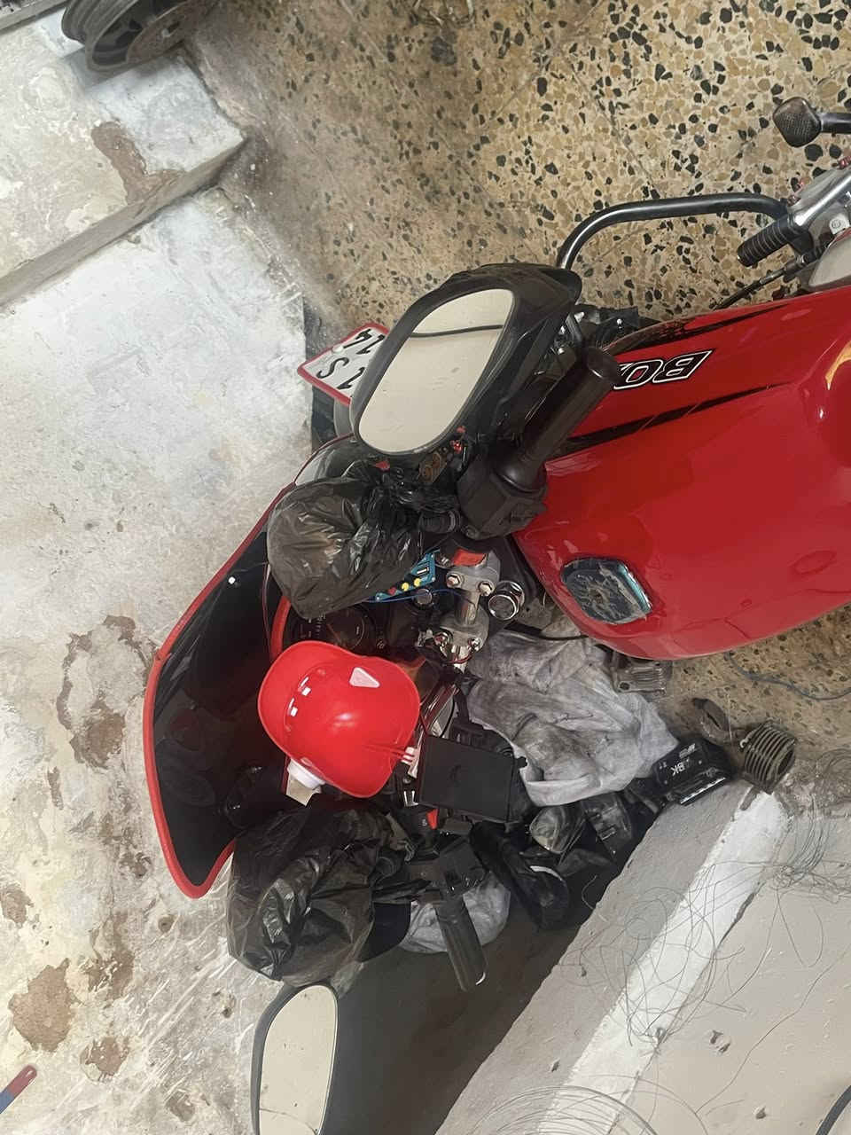 يالله السلام وعليكم بوكسر 22 دراجه مكفوله كفاله عامه مرقم وما مفتوح برغي بيها شرط كهربائيات لايتات الدراجه مجنبزه وحلوه وناعمه سعره مليونين و 300 وبيها مجال للشراي 
مكاني بغداد الشعله قرب العلوه 
رقم واتس ***********
