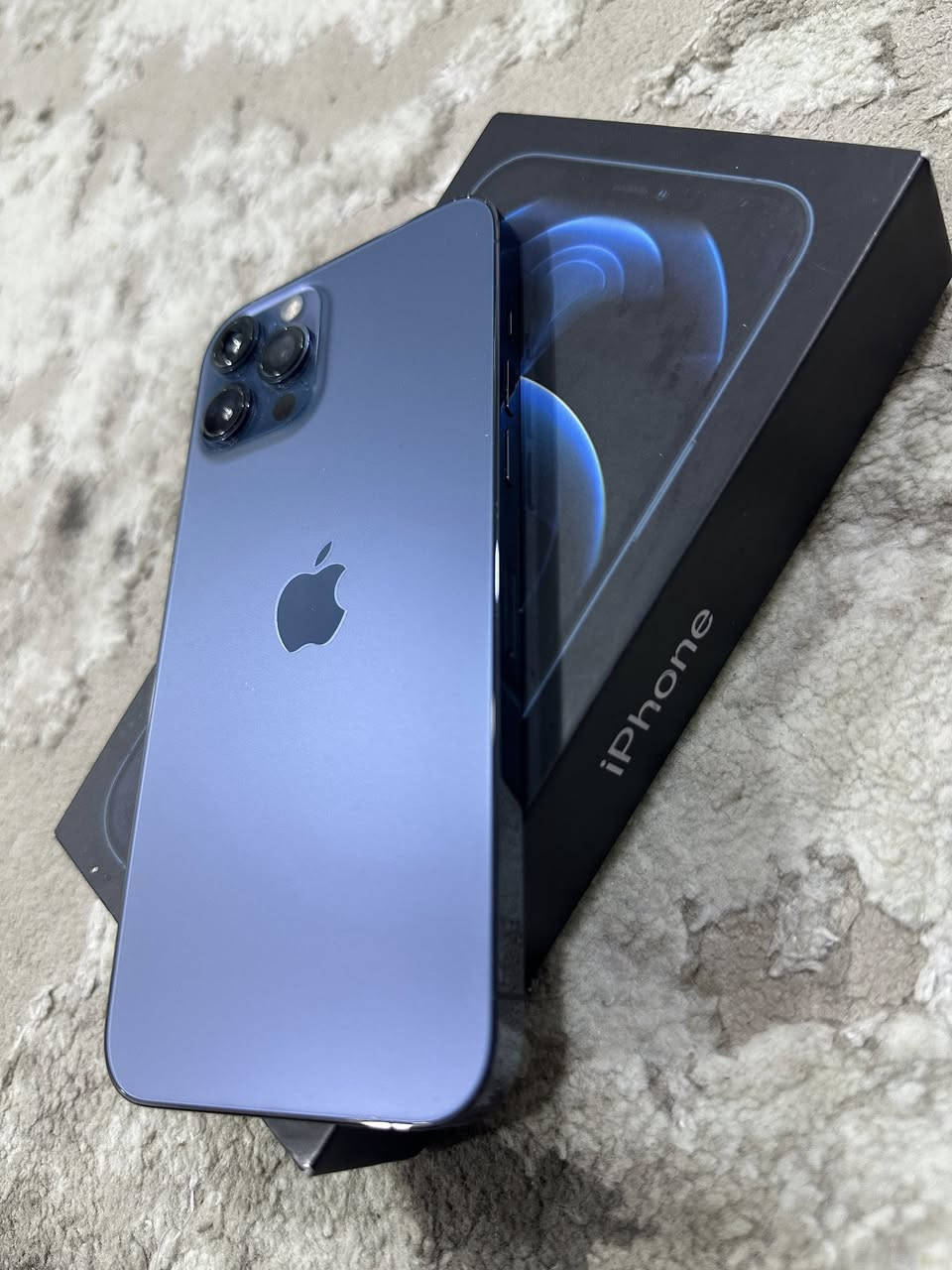 سلام عليكم للبيع فقط# ايفون 12برو ماكس
ذاكره 256 بطاريه 95 جهاز لوك ما مفتوح ولا مبدل شي 
ملحقاته كامل — تك سيم اخوان ملاحضه الجامه مال كامره وحده منهم مكسور عادي تكدر تبدلهن ما ماثر ع اي شي !!!
مكاني كركوك سعر ٥٢٥ وبي مجال شي قليل ***********

