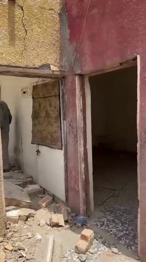 السلام عليكم بيت البيع مساحه 150متر الواجهة 7ونص في 20 عنوان منطقة الشيشان شارع المدارس ستفسار على الرقم ***********
