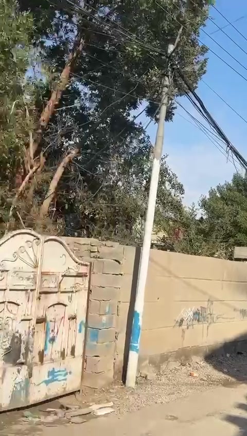 سلام عليكم دارللبيع المساحه 140 يحتوي على غرفه نوم ومطبخ حار ومطبخ بارد وصاله واستقبال وغرفه فوك   حمام داخلي وحمام خارجي كراج بناء حديث خدمات كامله مجاري تبليط ماء العنوان حي طارق القديم خلف السيطره الثانيه الاستفسار ع ***********
